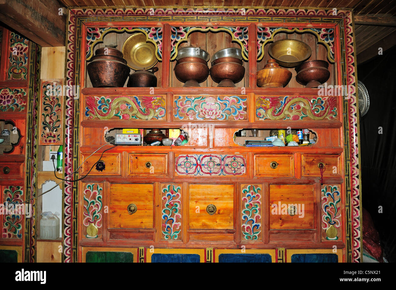 Möbel in einem tibetischen Haus. Daocheng-Yading, Sichuan, China. Stockfoto