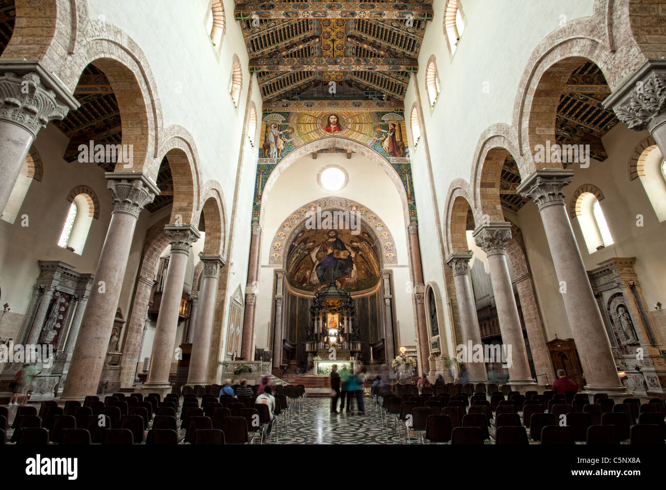 Innenraum des Doms von Messina, Sizilien mit Mosaikböden, Bögen, Säulen und schöne Deckengemälde. Stockfoto