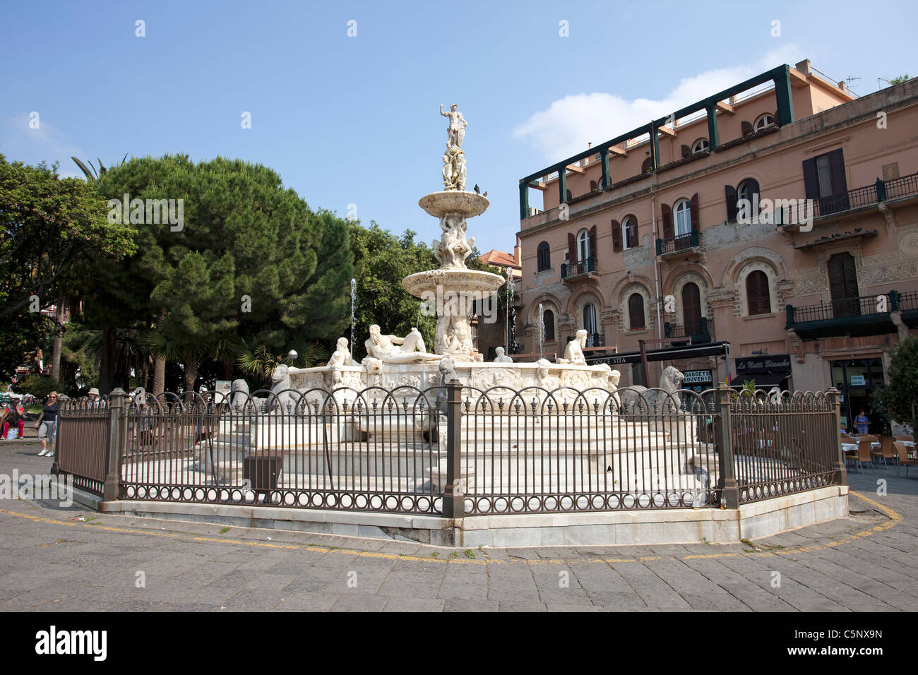 Messina Sizilien Italien Orion Brunnen auf öffentlichen Platz der Kathedrale. Freiem Himmel Geschäfte und Restaurants im Hintergrund. Don Despain Stockfoto
