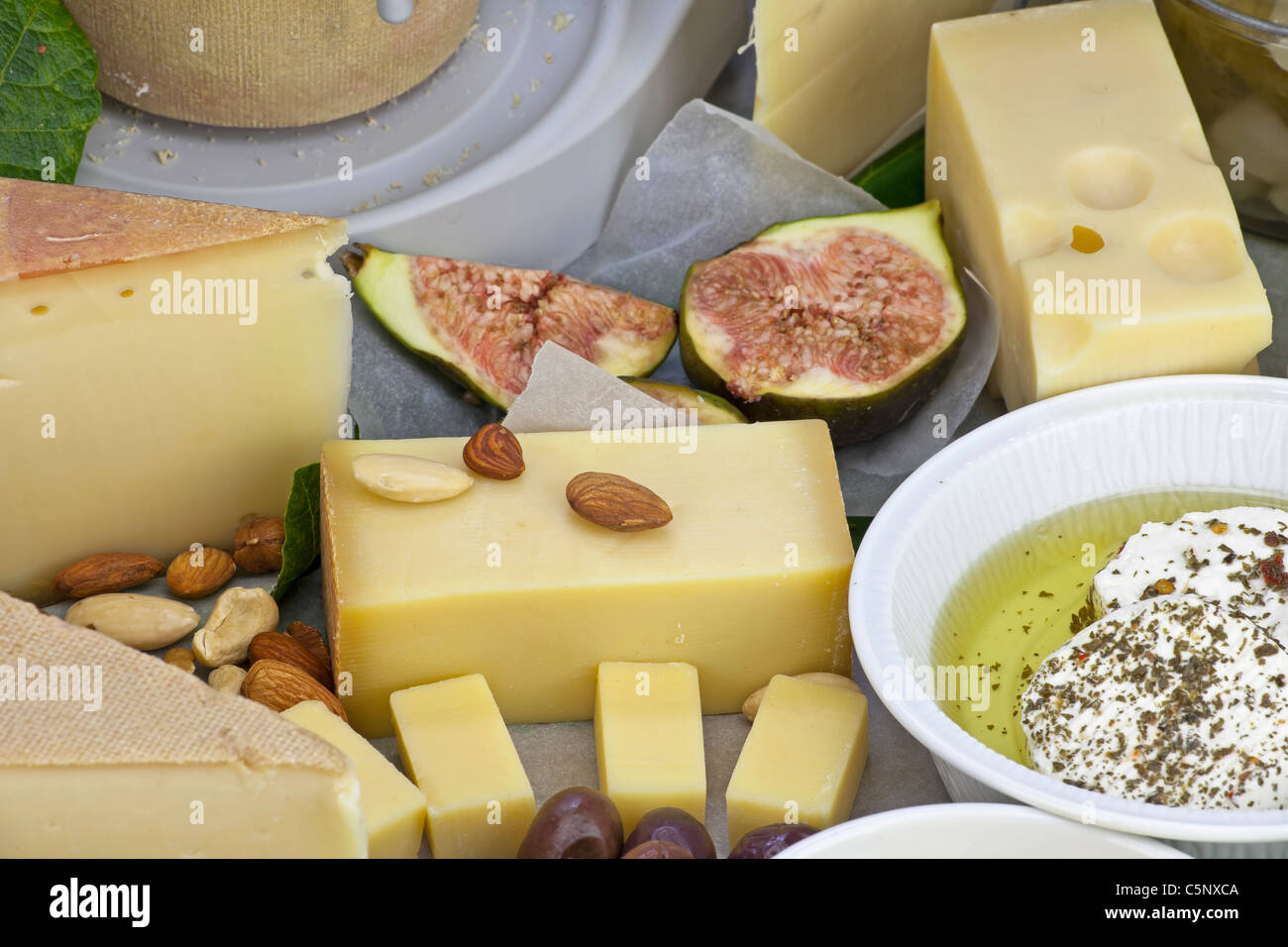 eine reichhaltige Käseplatte bedeckt als Buffet, bestehend aus einer Vielzahl von Schweizer Käse Stockfoto