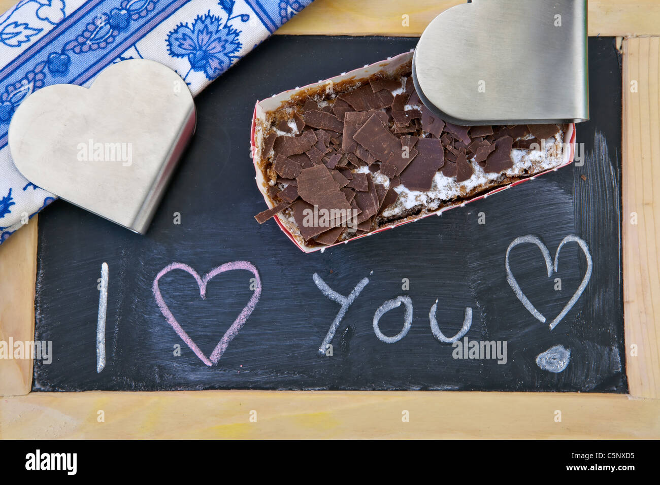 ein Schokoladenkuchen als ein Valentinsgeschenk Stockfoto