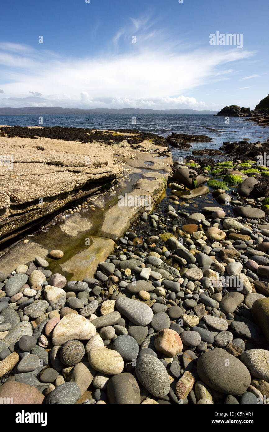 Felsen und Kieselsteine am Ufer des Loch ich, Glasnakille, Isle Of Skye, Schottland Stockfoto