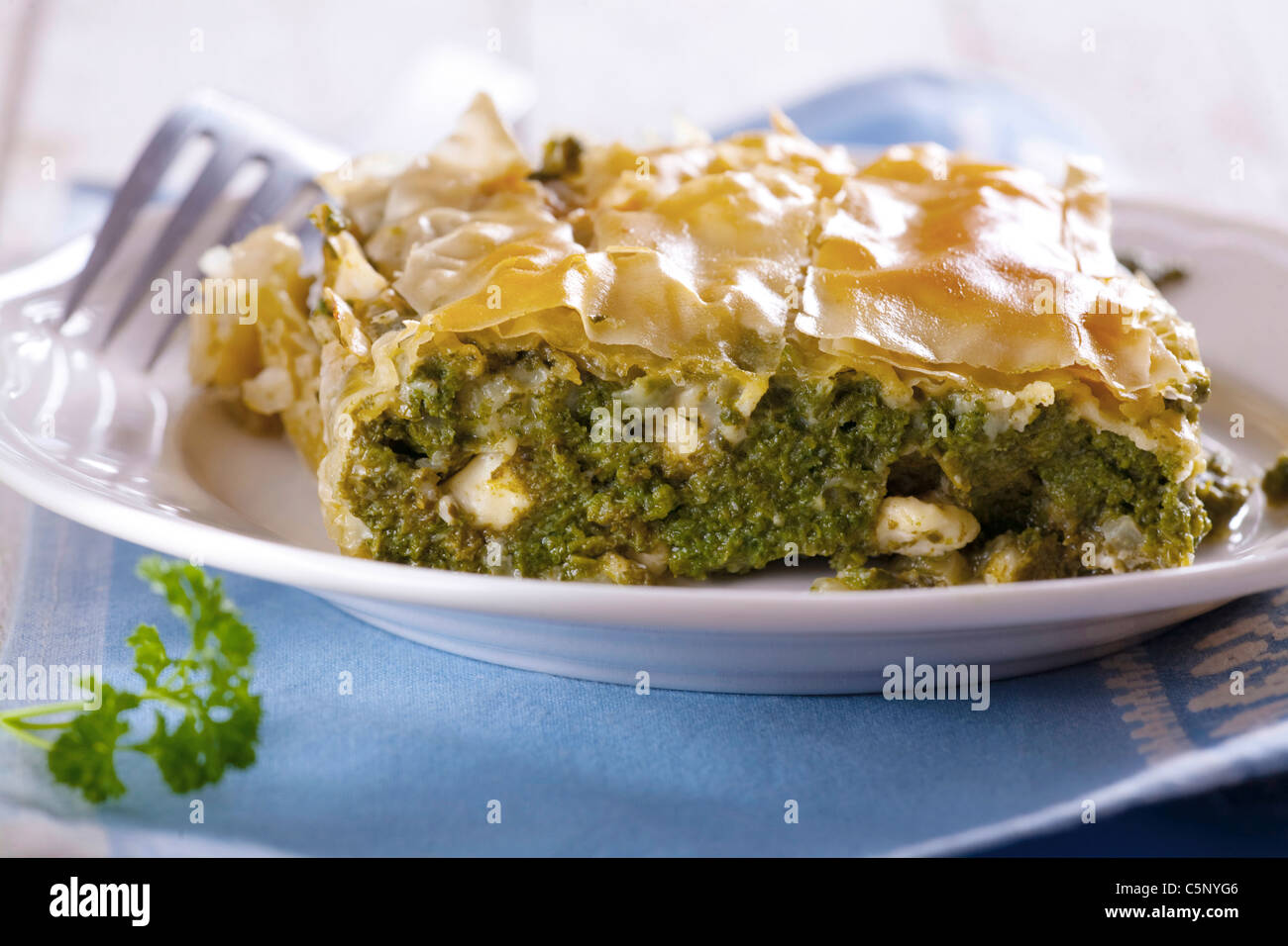 Griechischen Quiche mit Schafskäse und Spinat auf einem Teller Stockfoto