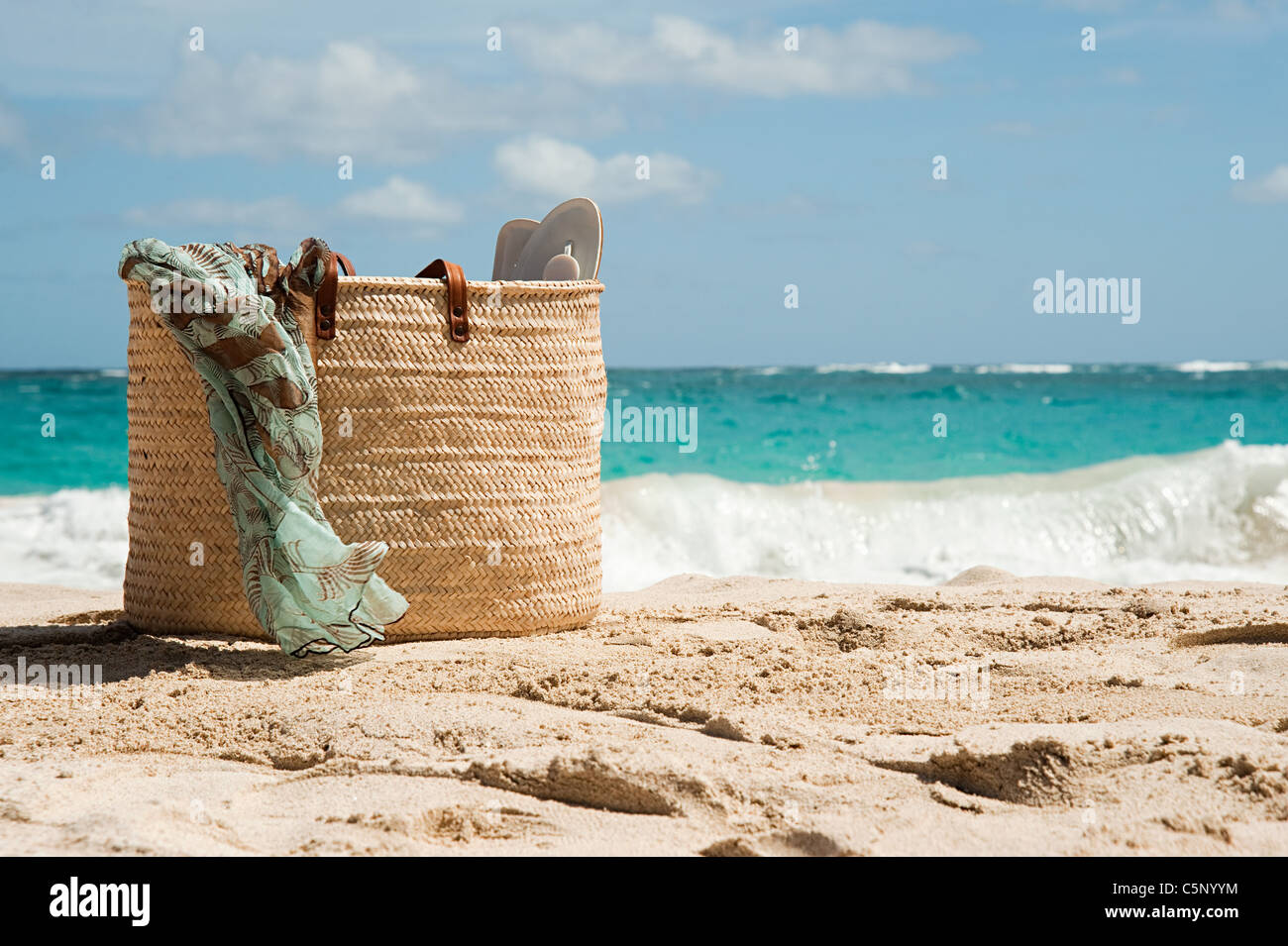 Strandtasche auf Sandstrand, Mustique, Grenadine Inseln Stockfoto