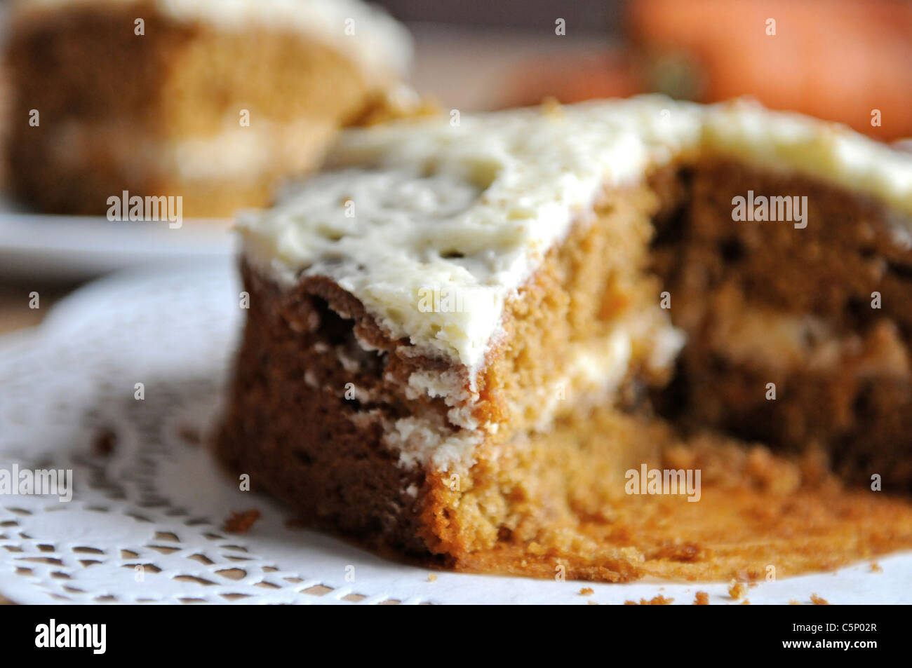 Karotte-Kuchen auf einem weißen Teller Stockfoto