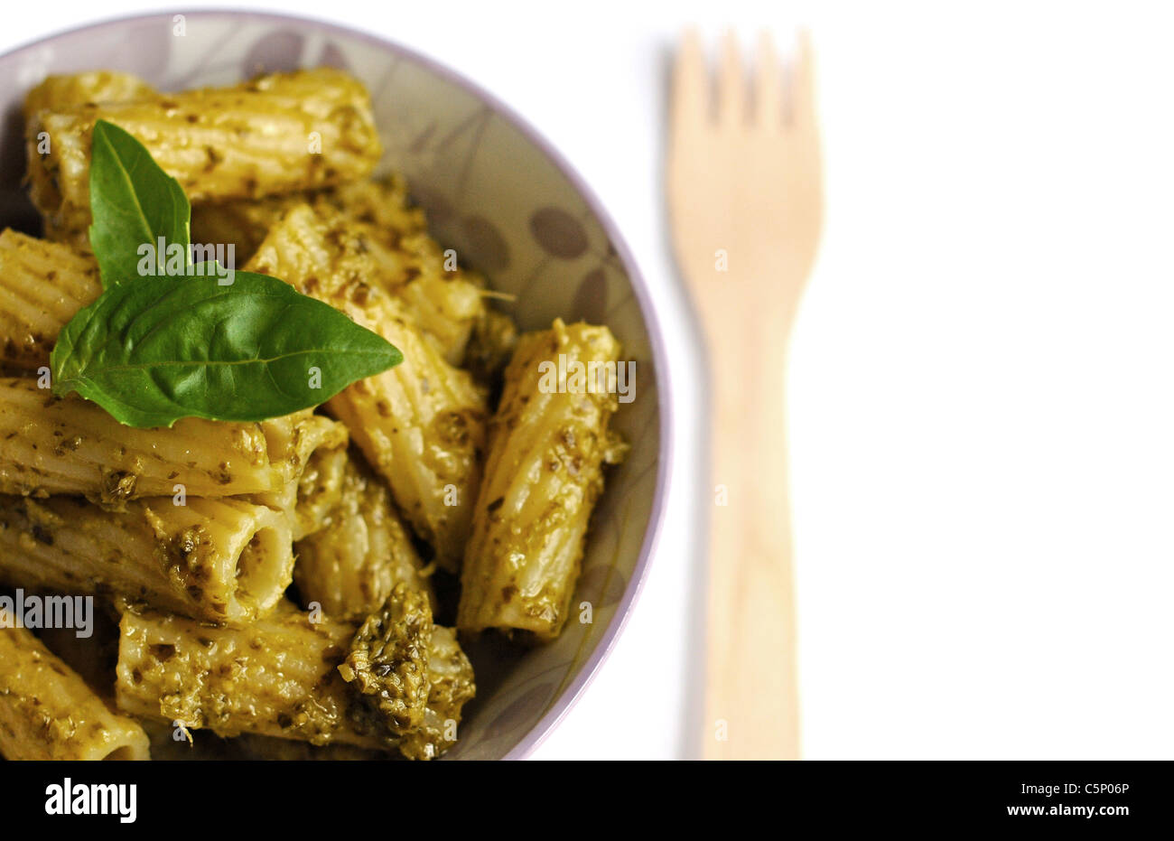Rigatoni-Nudeln mit Pesto genovese Stockfoto