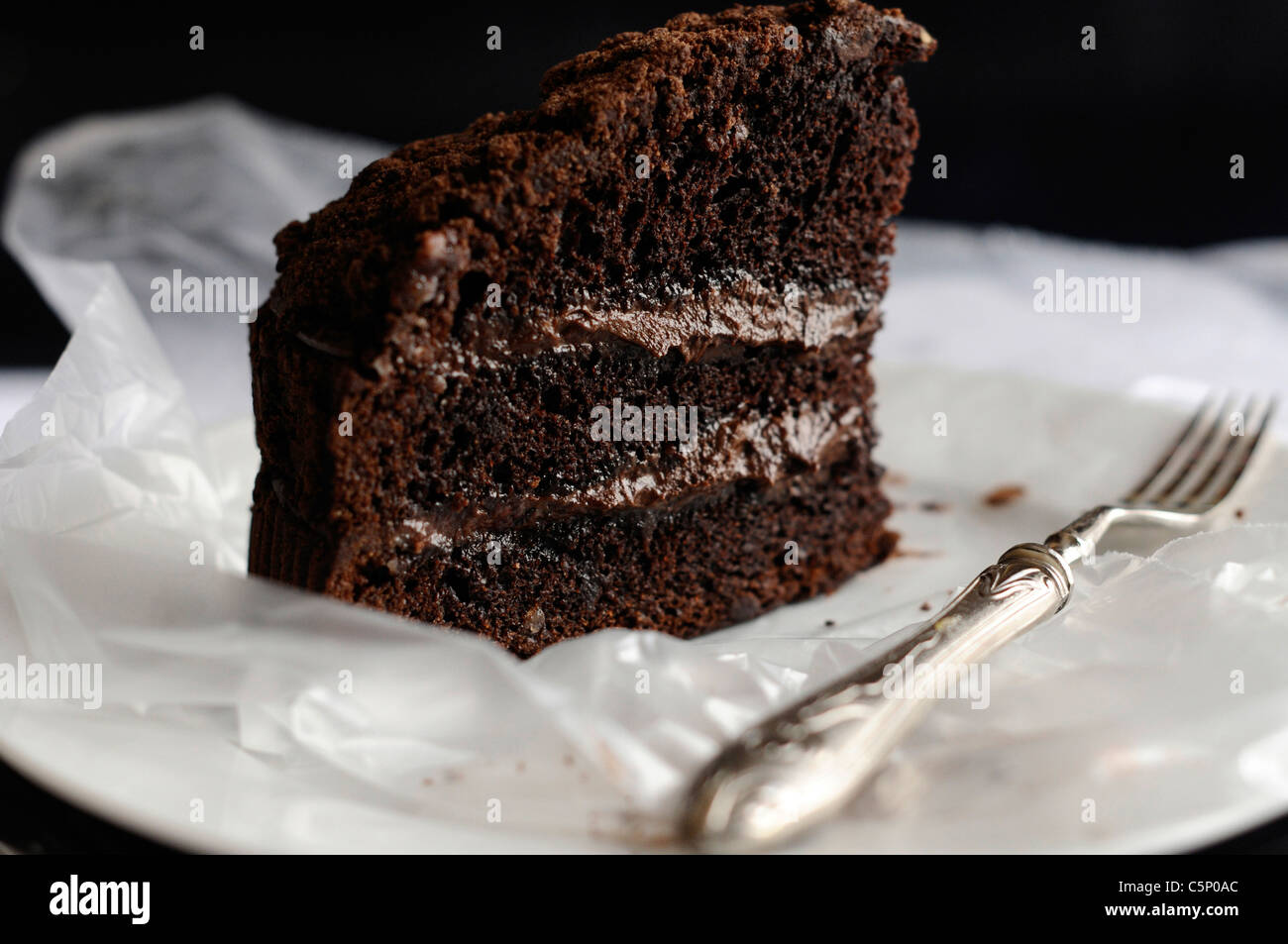 Chocolate Fudge Cake mit Silber Gabel Stockfoto