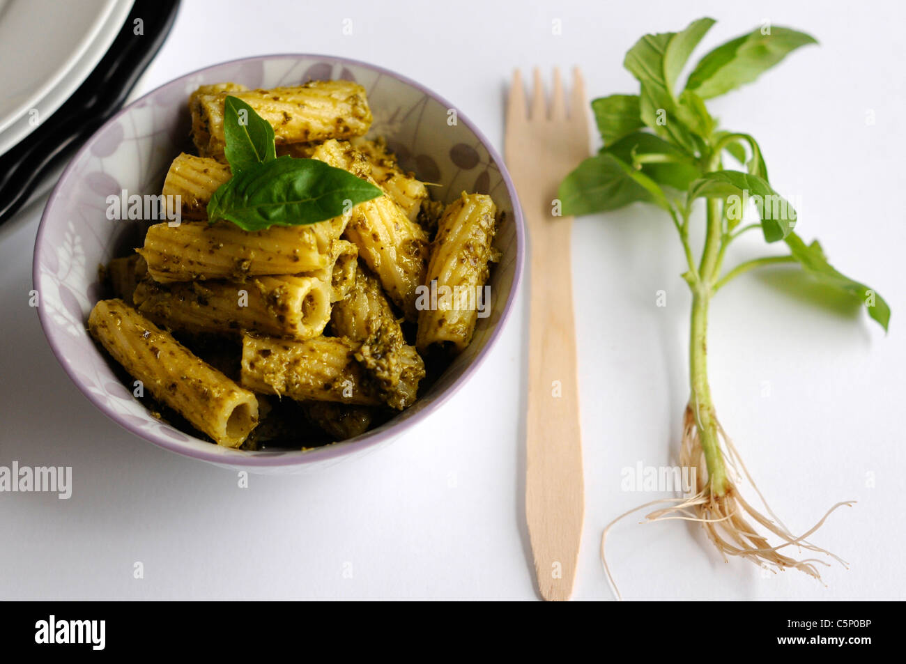 Rigatoni-Nudeln mit Pesto genovese Stockfoto