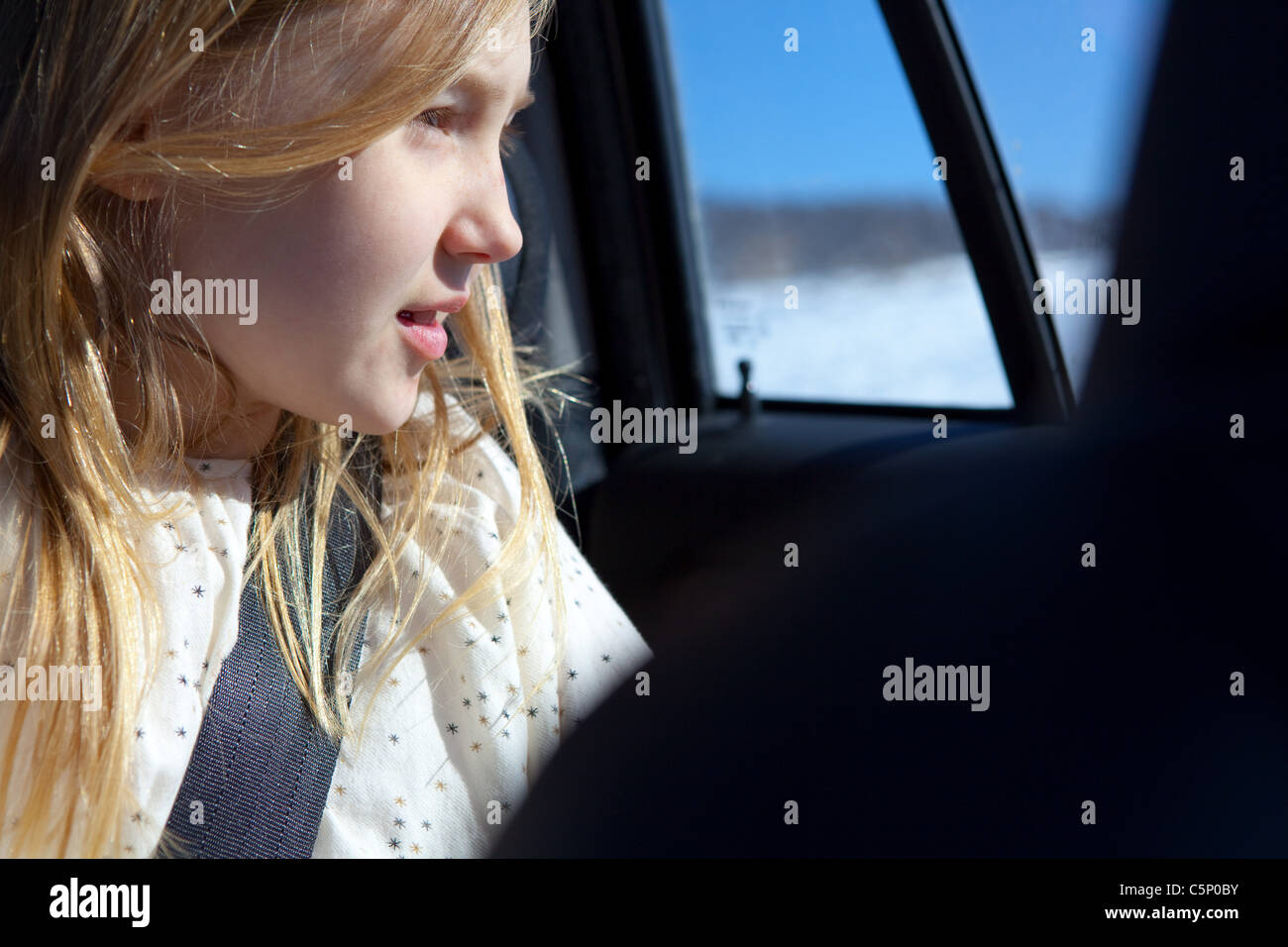 Junge Mädchen auf der Suche durch Autofenster Stockfoto