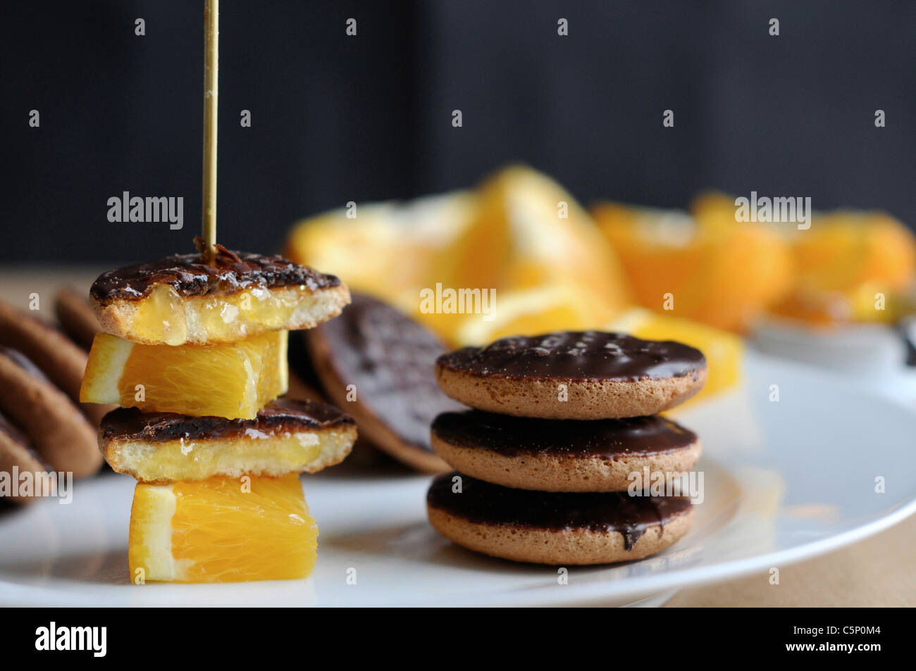 Orangen-Schokoladen-Plätzchen mit orangefarbenen Segmente am Spieß (Jaffa Kuchen) Stockfoto