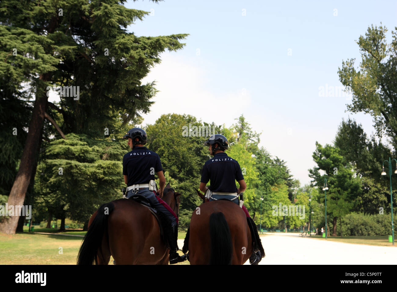 Berittene Polizisten im Parco Sempione in Mailand Stockfoto