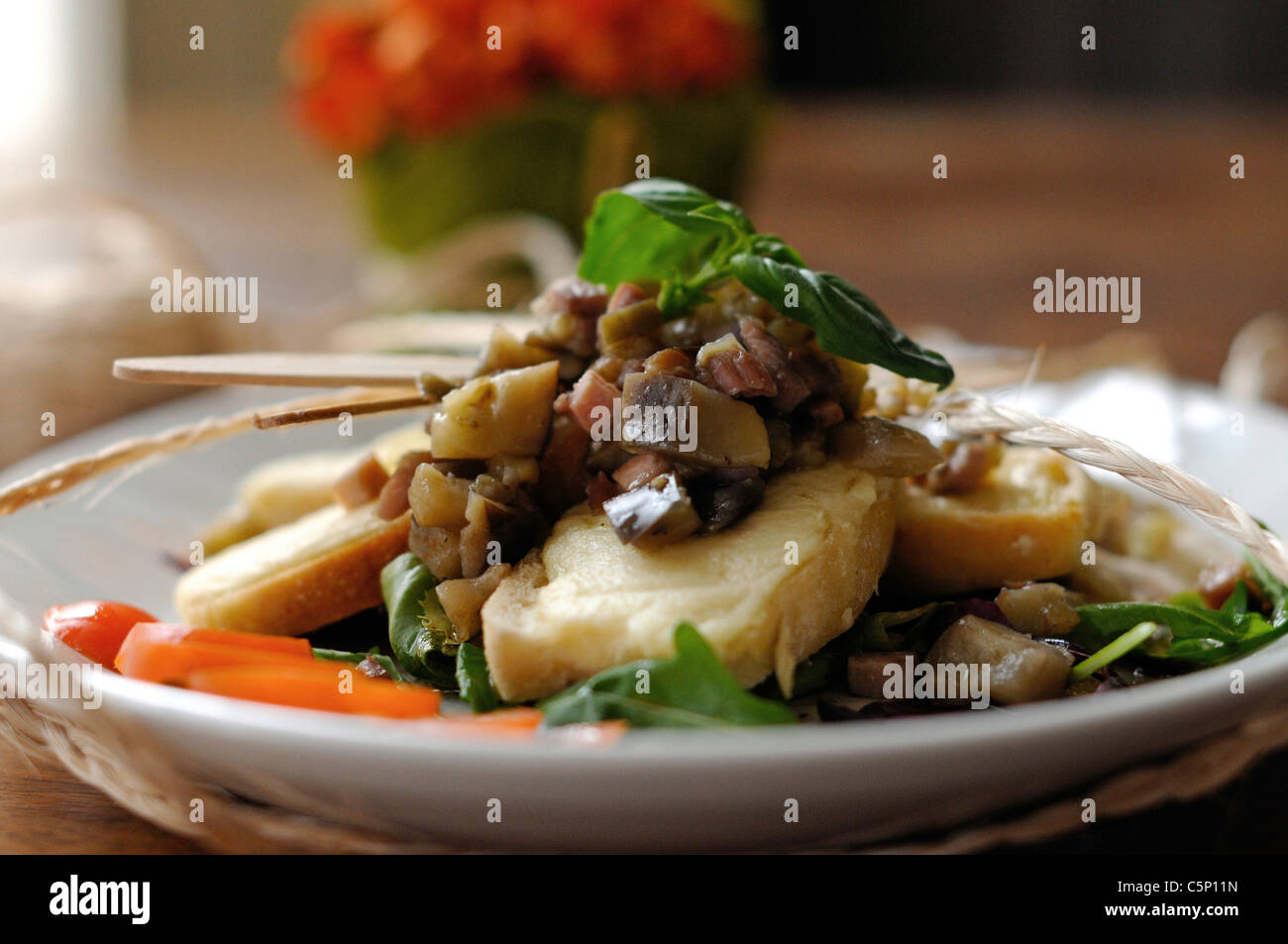 Käse-Bruschetta mit Auberginen auf Basilikumsauce Stockfoto