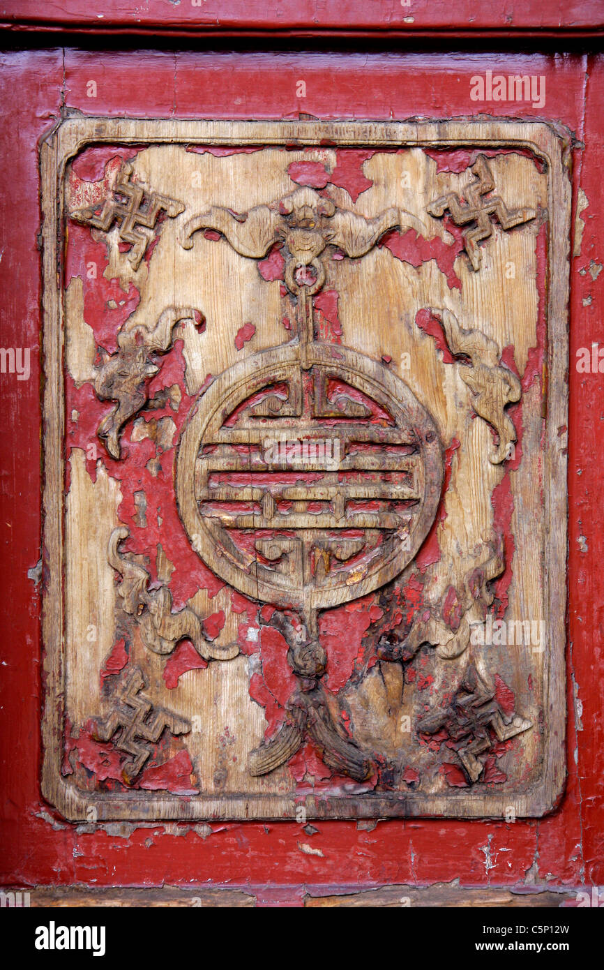 Alte hölzerne chinesische Wandbild mit abblätternde Farbe Stockfoto