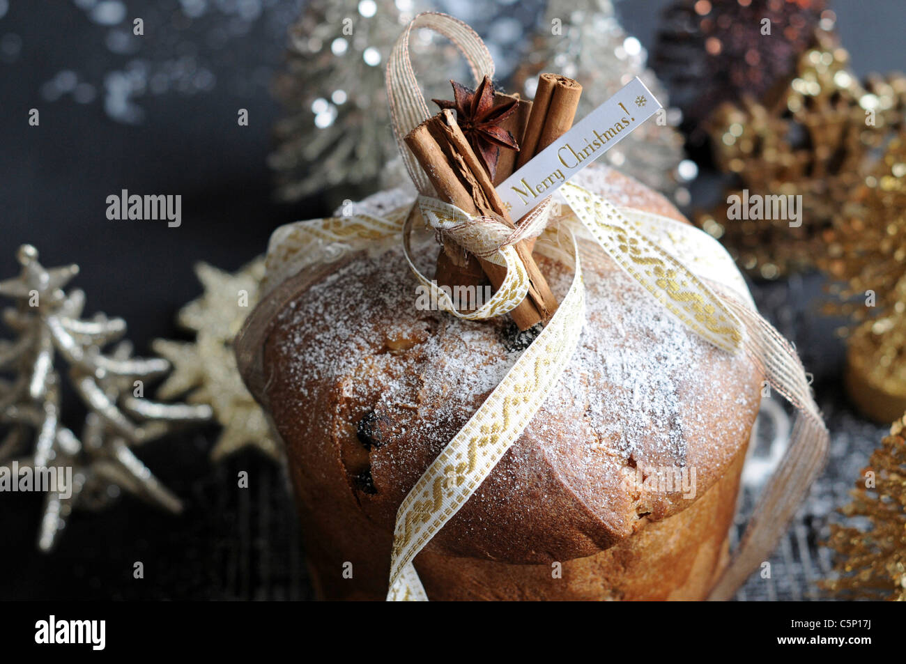Italienischer Weihnachtskuchen (Panettone) Stockfoto