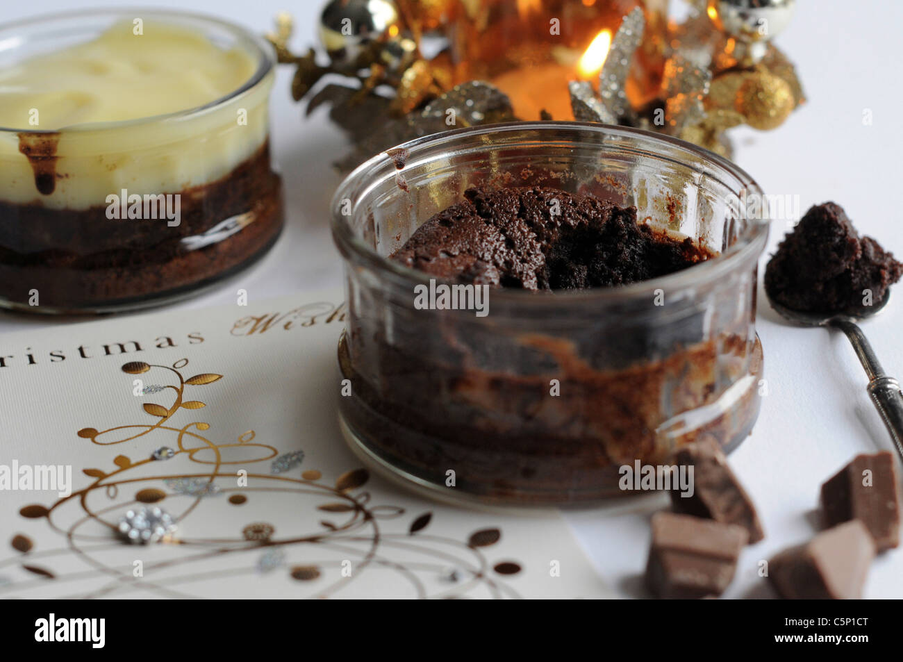 Schokoladen-Soufflé mit Vanille Sahne - topping Stockfoto