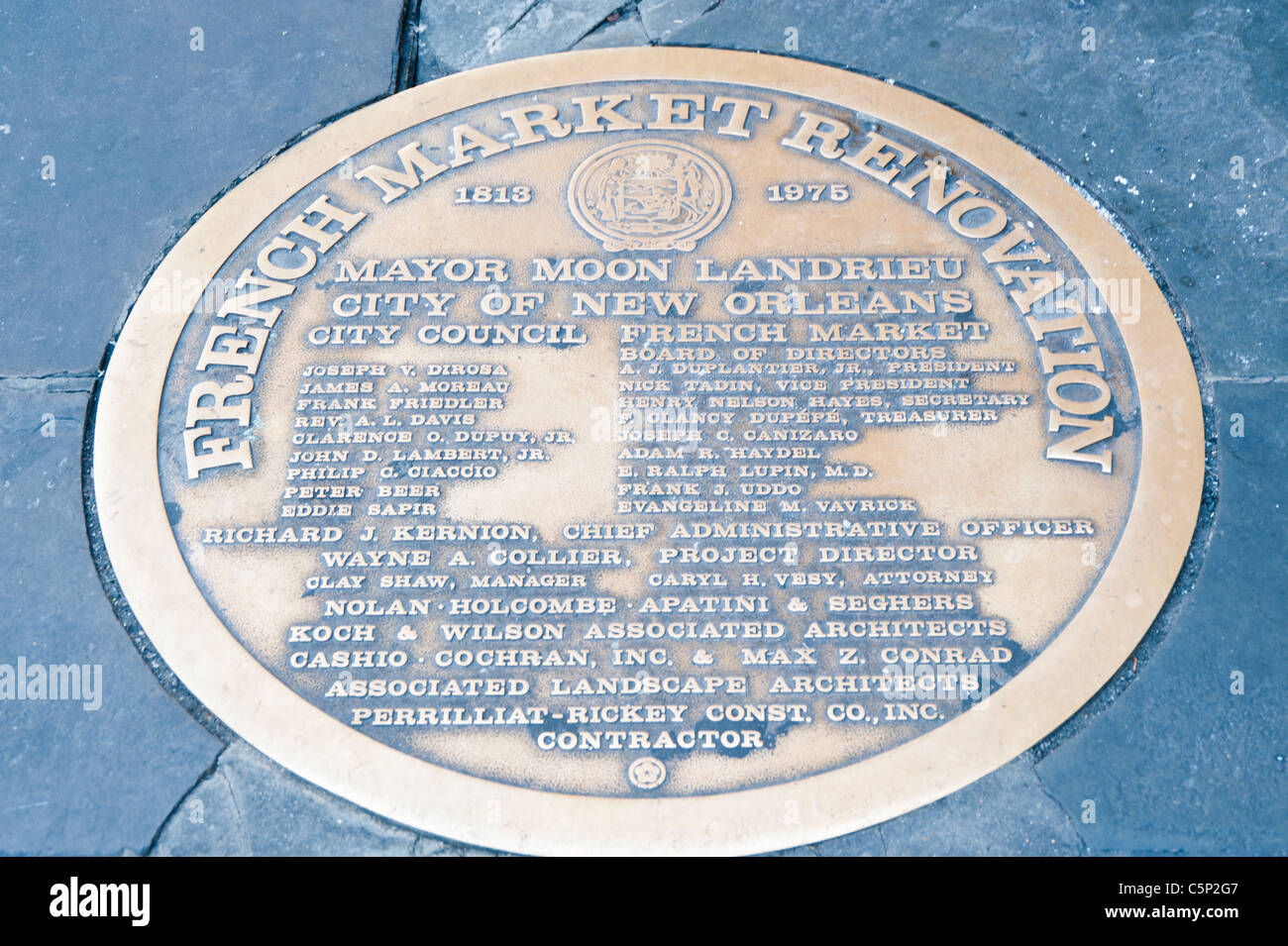 Medaillon auf dem Bürgersteig führt zu den historischen französischen Markt. French Quarter, New Orleans. Stockfoto