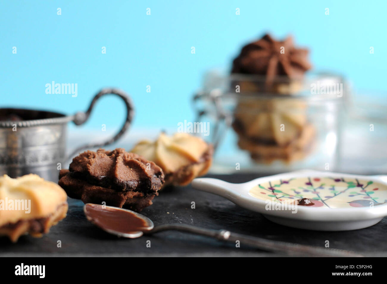 Schokolade und Vanille Kekse mit Schokocreme gefüllt Stockfoto