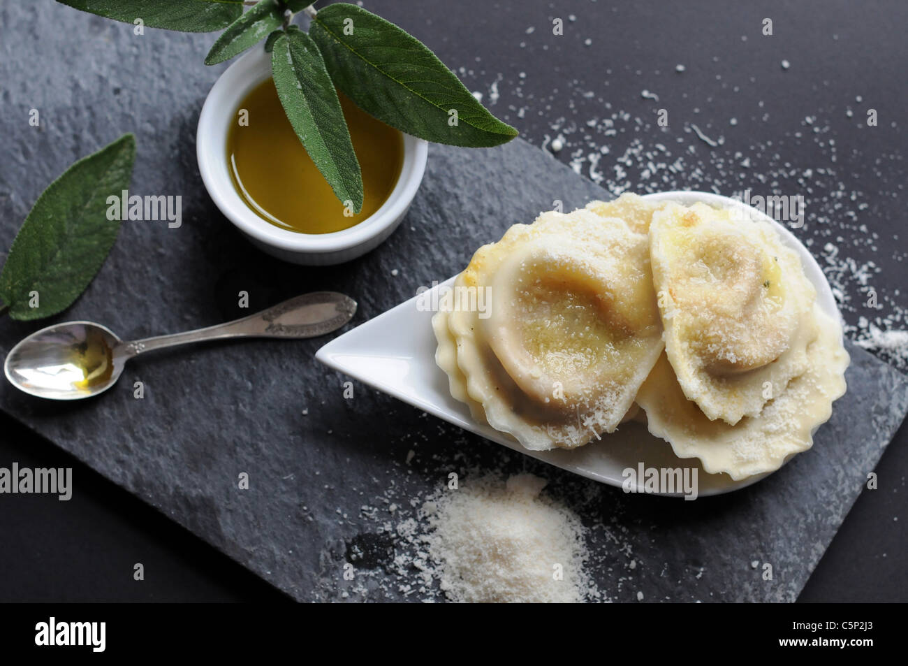 Kürbis Ravioli mit Salbei Öl und frisch geriebener parmesan Stockfoto