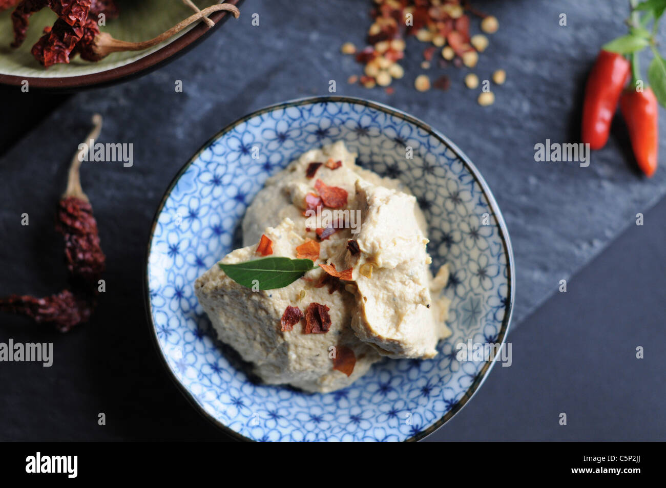 Hummus mit Chili-Flocken Stockfoto