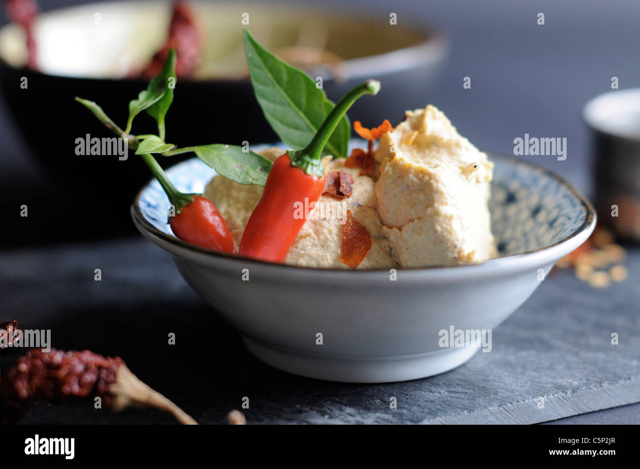 Hummus mit Chili-Flocken Stockfoto