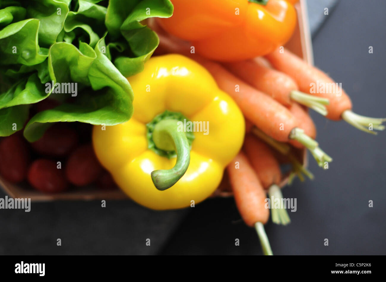 Karotten mit Salat, Tomaten und Paprika Glocken Stockfoto