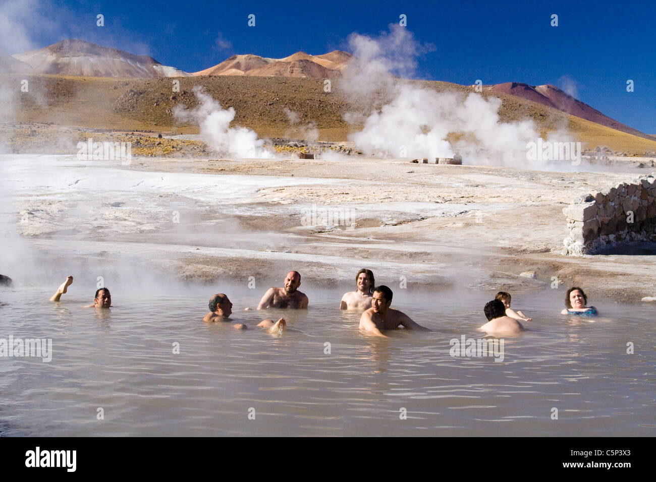 Touristen Baden In Heissen Quellen Von El Tatio Geysirfeld Altiplano Atacama Wuste Chile Sudamerika Stockfotografie Alamy