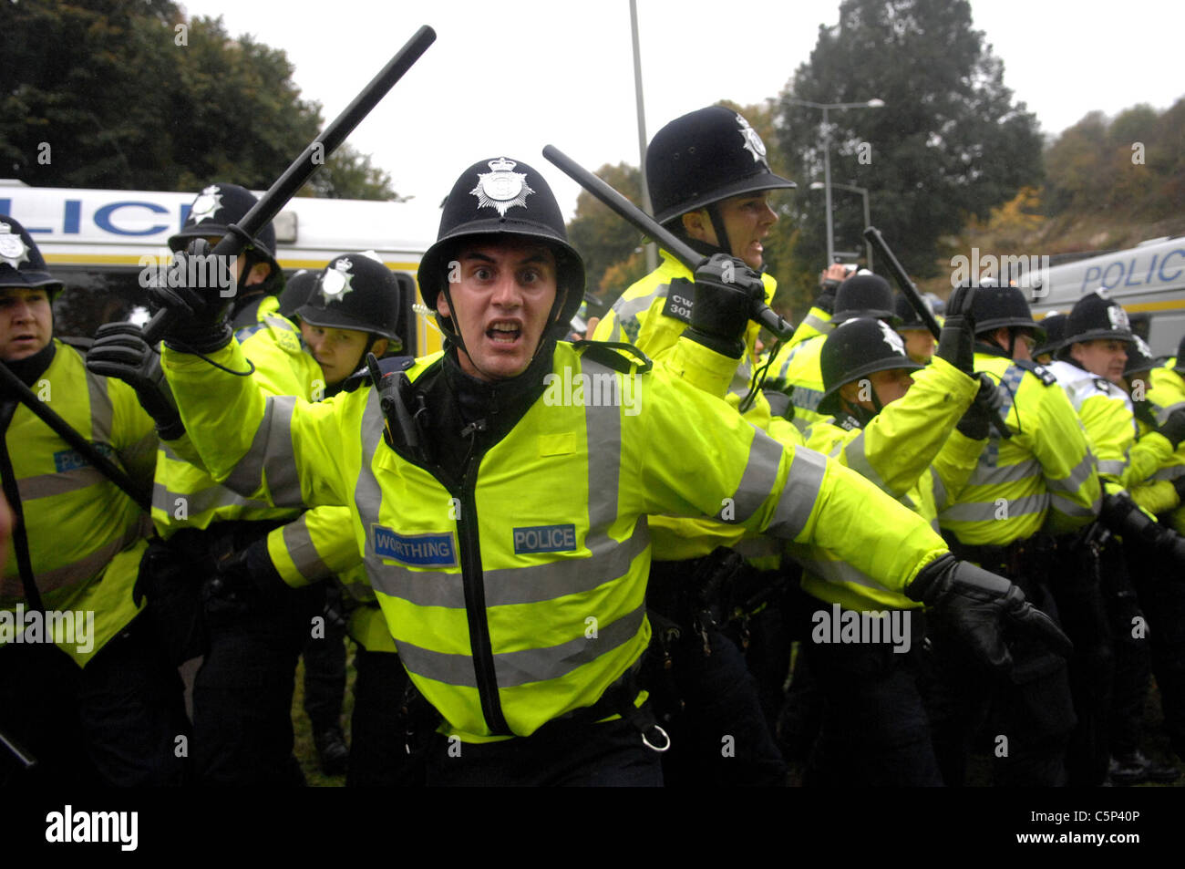 Polizei mit Schlagstöcken und Pfefferspray Zusammentreffen mit Smash EDO Demonstranten entlang Lewes Road Brighton Stockfoto