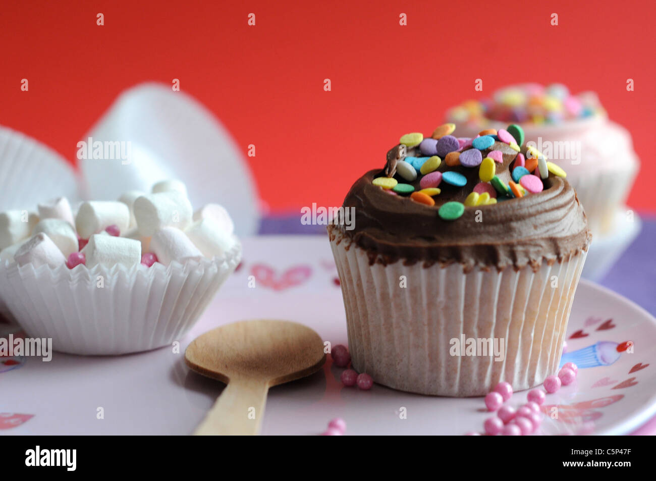 Schokolade Cupcake mit Schokolade Zuckerguss Stockfoto