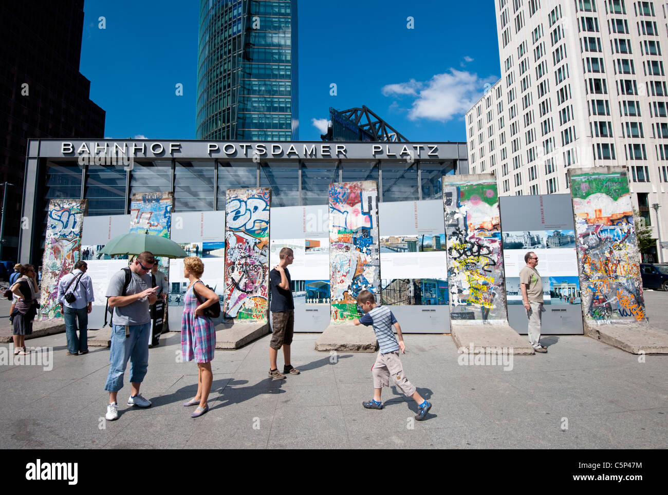 Touristen, die gerne am ursprünglichen Teile der Berliner Mauer am Potsdamer Platz in Berlin-Deutschland Stockfoto