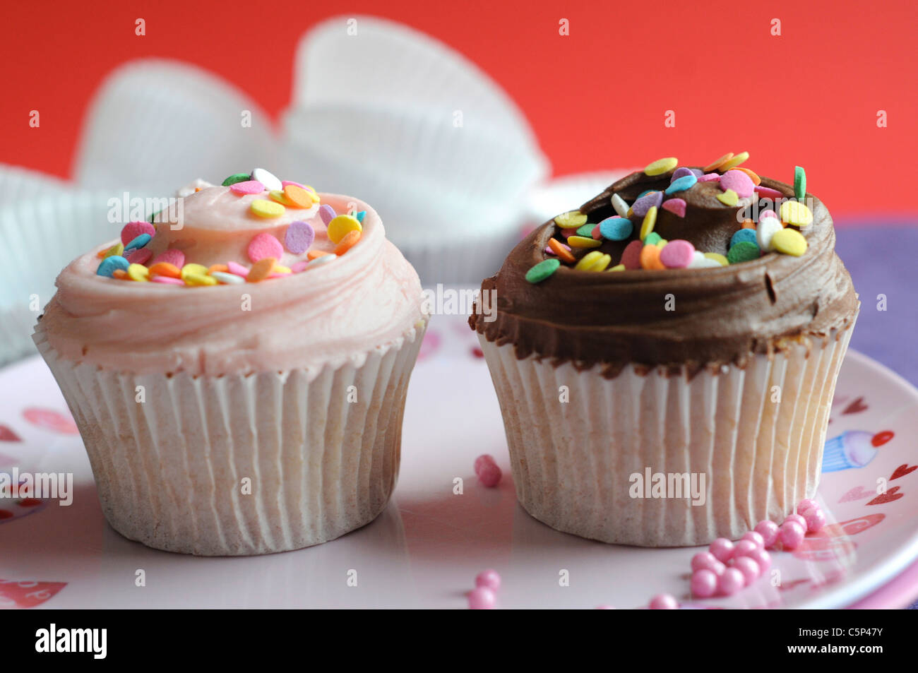 Vanille und Schokolade Kuchen mit Zuckerguss und Zucker Streusel Stockfoto