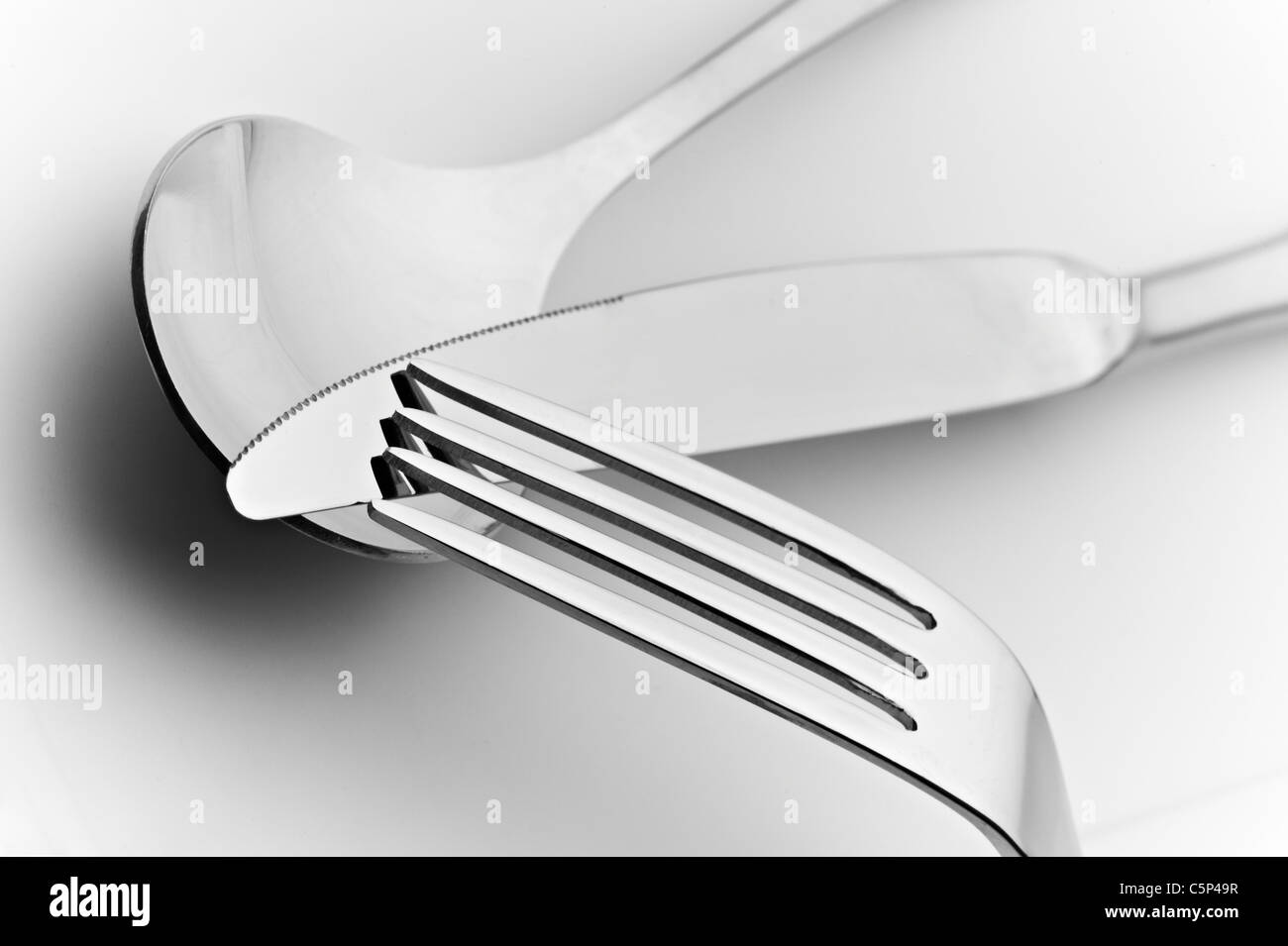 Besteck, Messer, Löffel und Gabel auf weißem Hintergrund Stockfoto