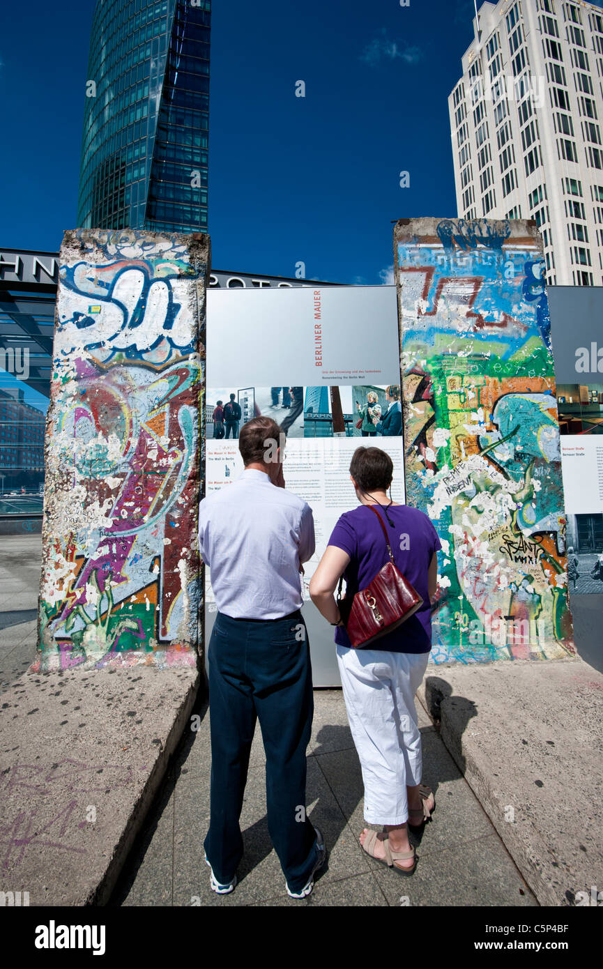 Touristen, die gerne am ursprünglichen Teile der Berliner Mauer am Potsdamer Platz in Berlin-Deutschland Stockfoto