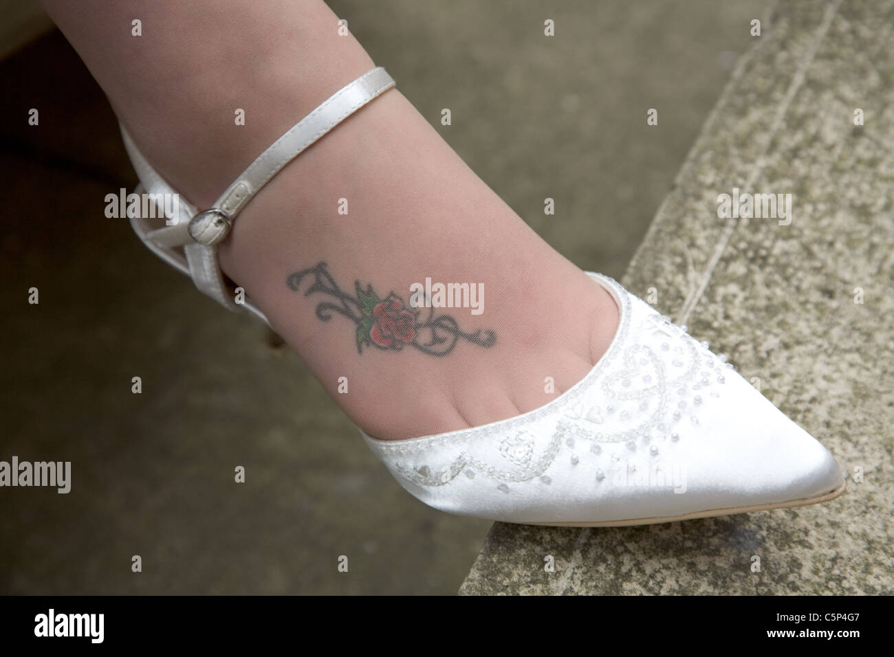 Rose Tattoo auf dem Fuß einer Braut Braut Schuh Stockfotografie - Alamy