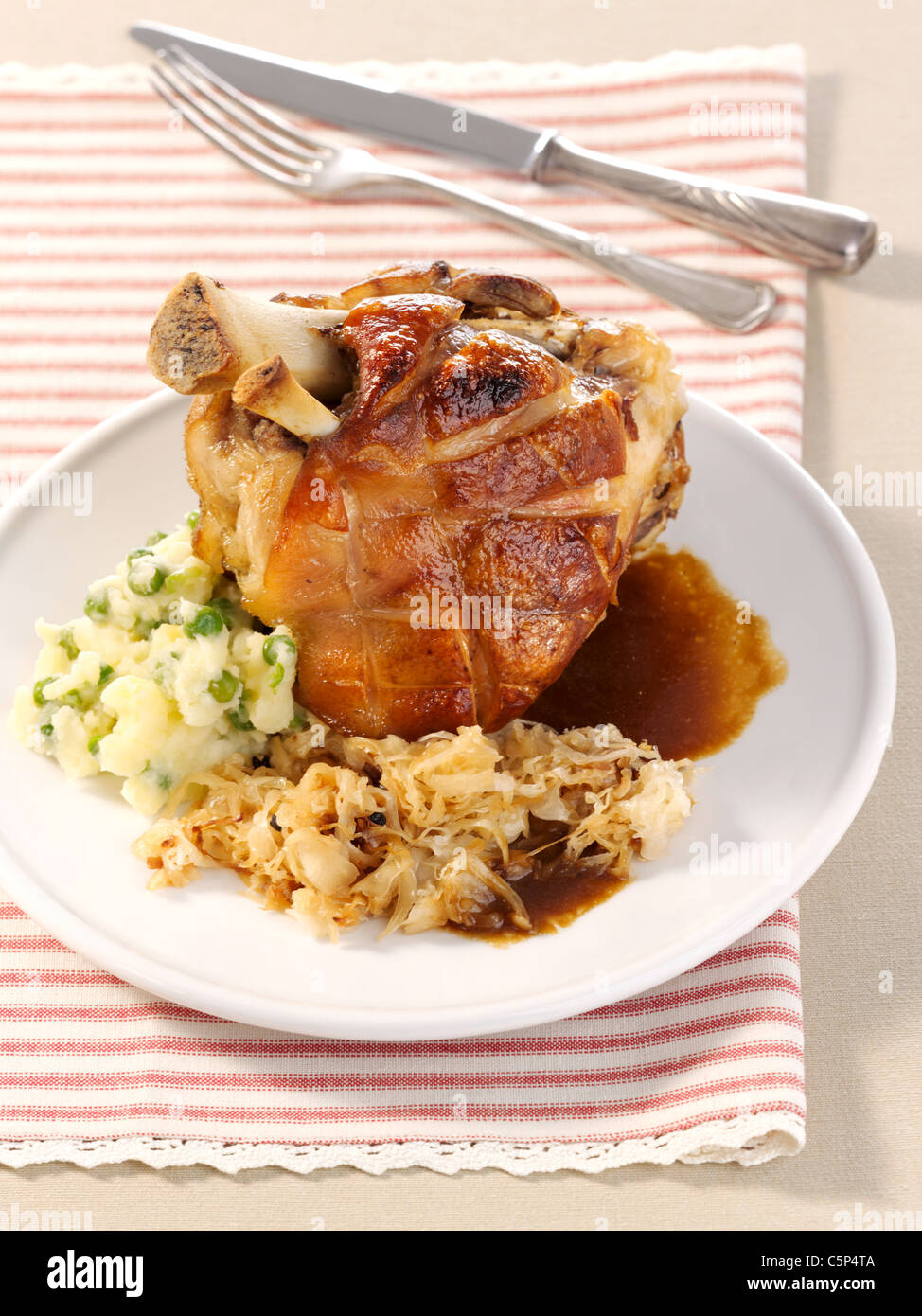 Gegrillte Eisbein mit Sauerkraut (Eisbein Stockfotografie - Alamy