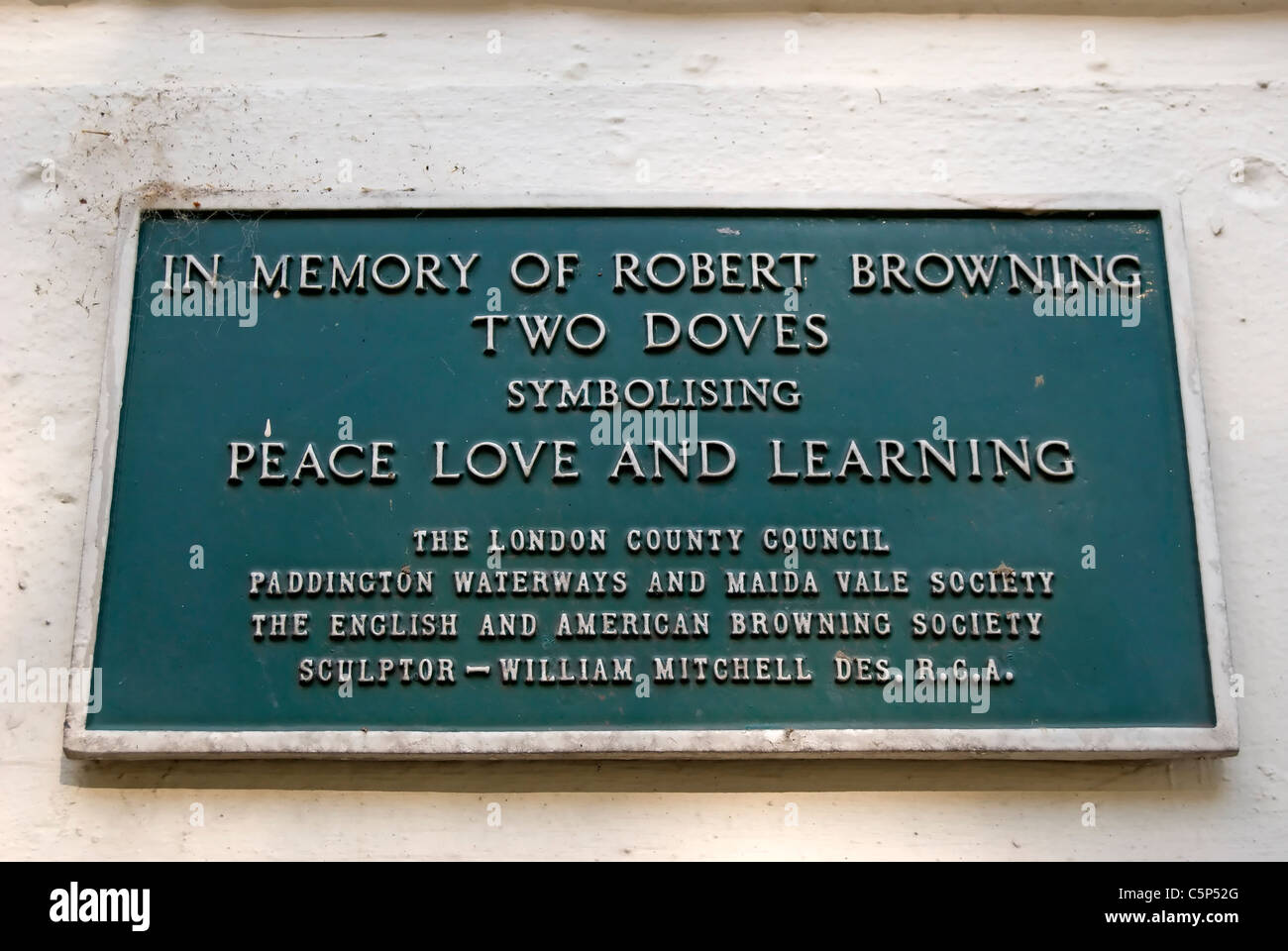 Gedenktafel neben einer Skulptur, zwei Tauben von William Mitchell, Commorating Dichter Robert browning, in Maida Vale, London, England Stockfoto