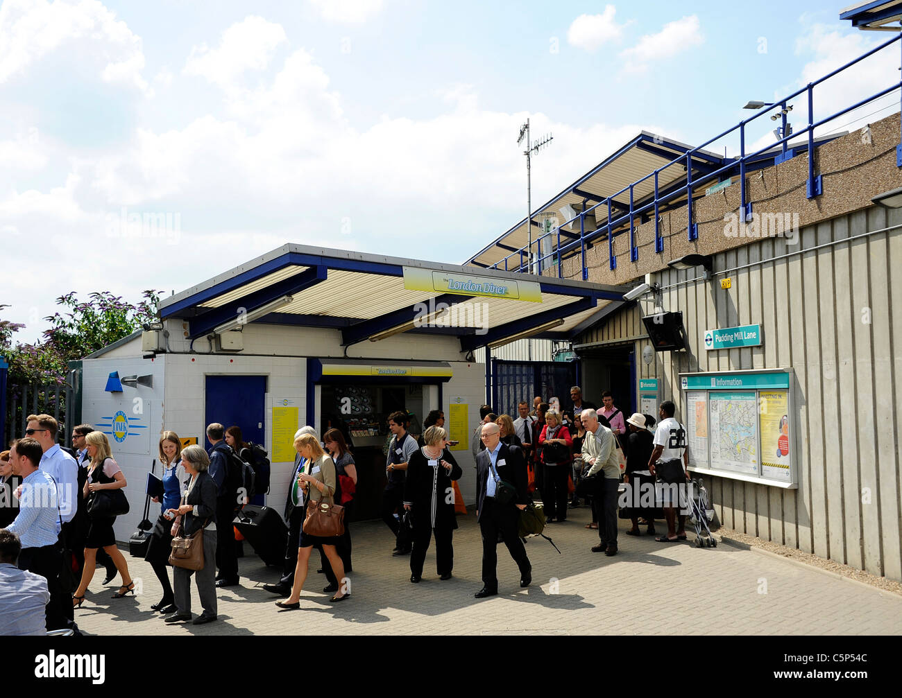 Menschen, die an Pudding Mill Lane DLR Station neben dem 2012