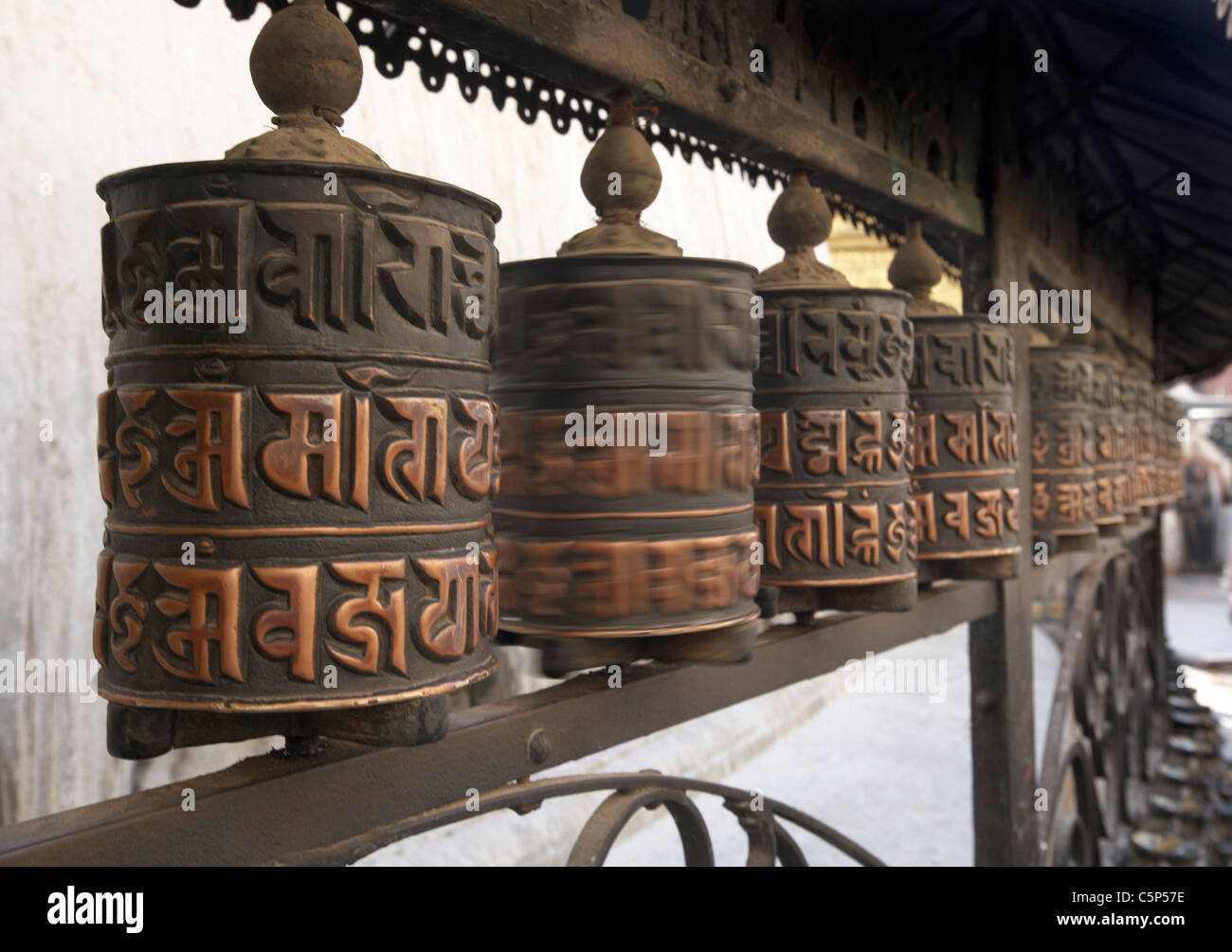 Tibetisch-buddhistische Gebetsmühlen in Bewegung auf die Tempel von Swayambhunath oder Affen Tempel, Kathmandu, Nepal, Asien Stockfoto