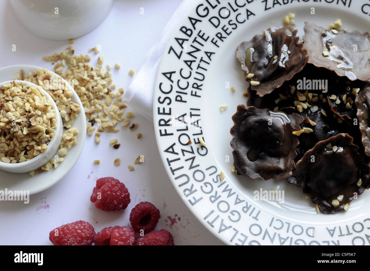 Schokoladen-Ravioli mit Himbeeren Stockfoto