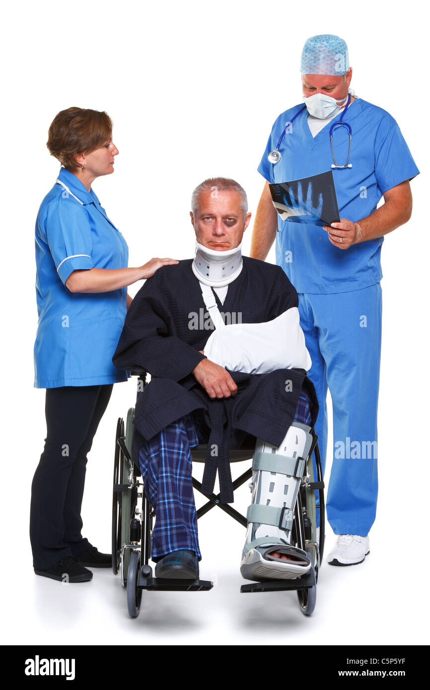 Foto eines Arztes in Scrubs Untersuchung eine Röntgenaufnahme des Mannes in der Hand der Rollstühle Stockfoto