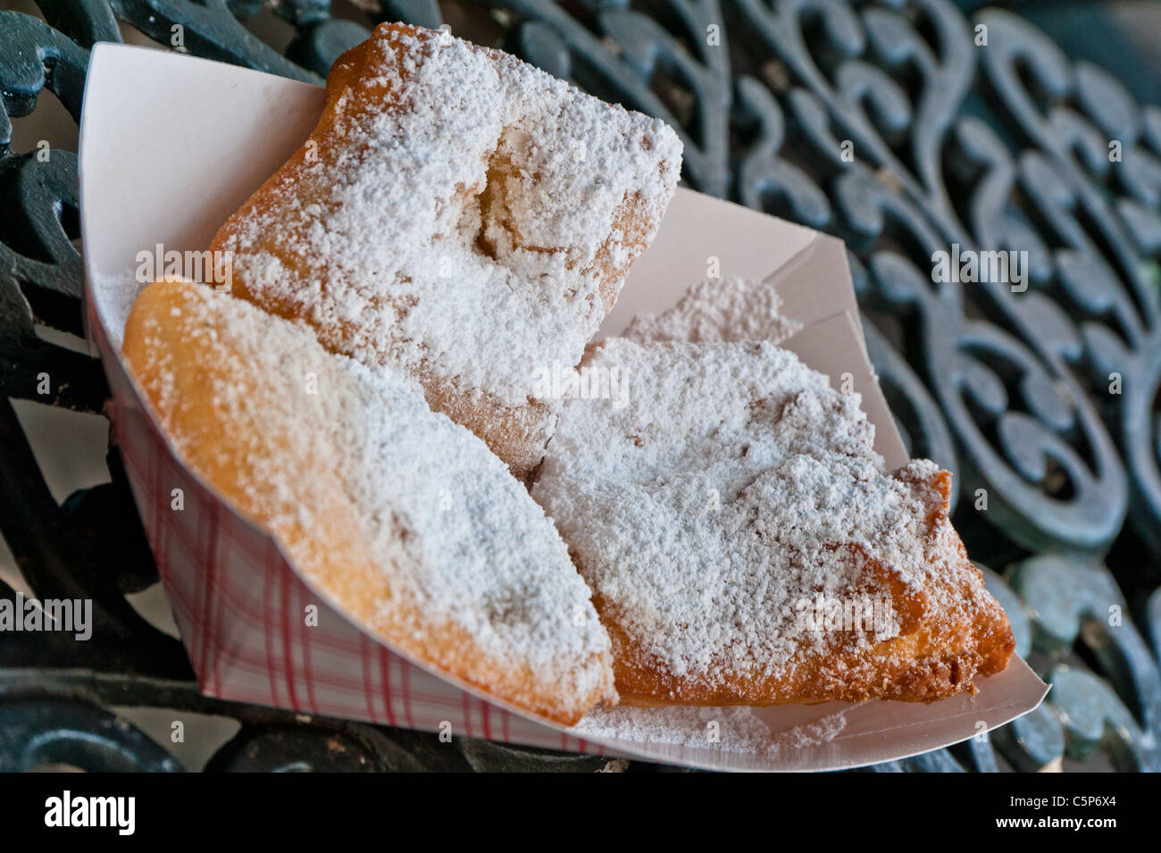 Beignets unter Puderzucker im Cafe Beignet auf Royal Street in New Orleans. Stockfoto