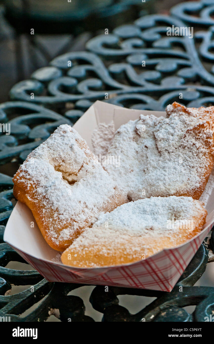 Beignets unter Puderzucker im Cafe Beignet auf Royal Street in New Orleans. Stockfoto