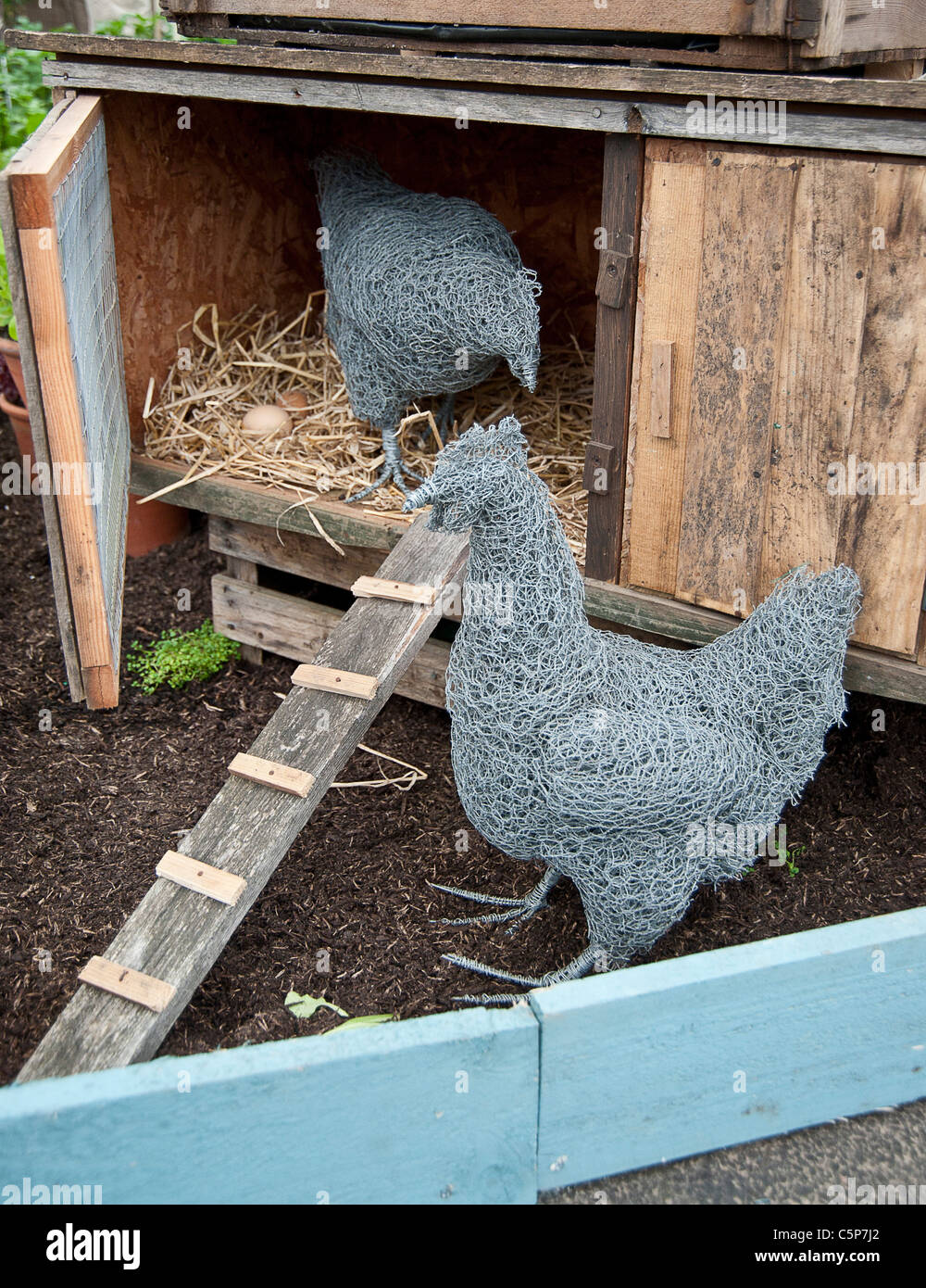 Huhn-Skulpturen aus Maschendraht Stockfoto