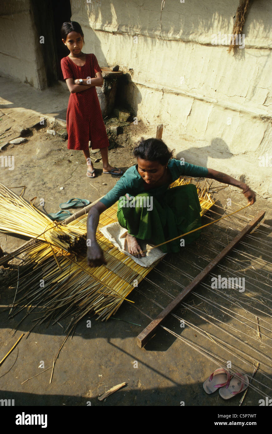 Weberei mat Tharu Stammes Dorf Chitwan Nepal Stockfoto