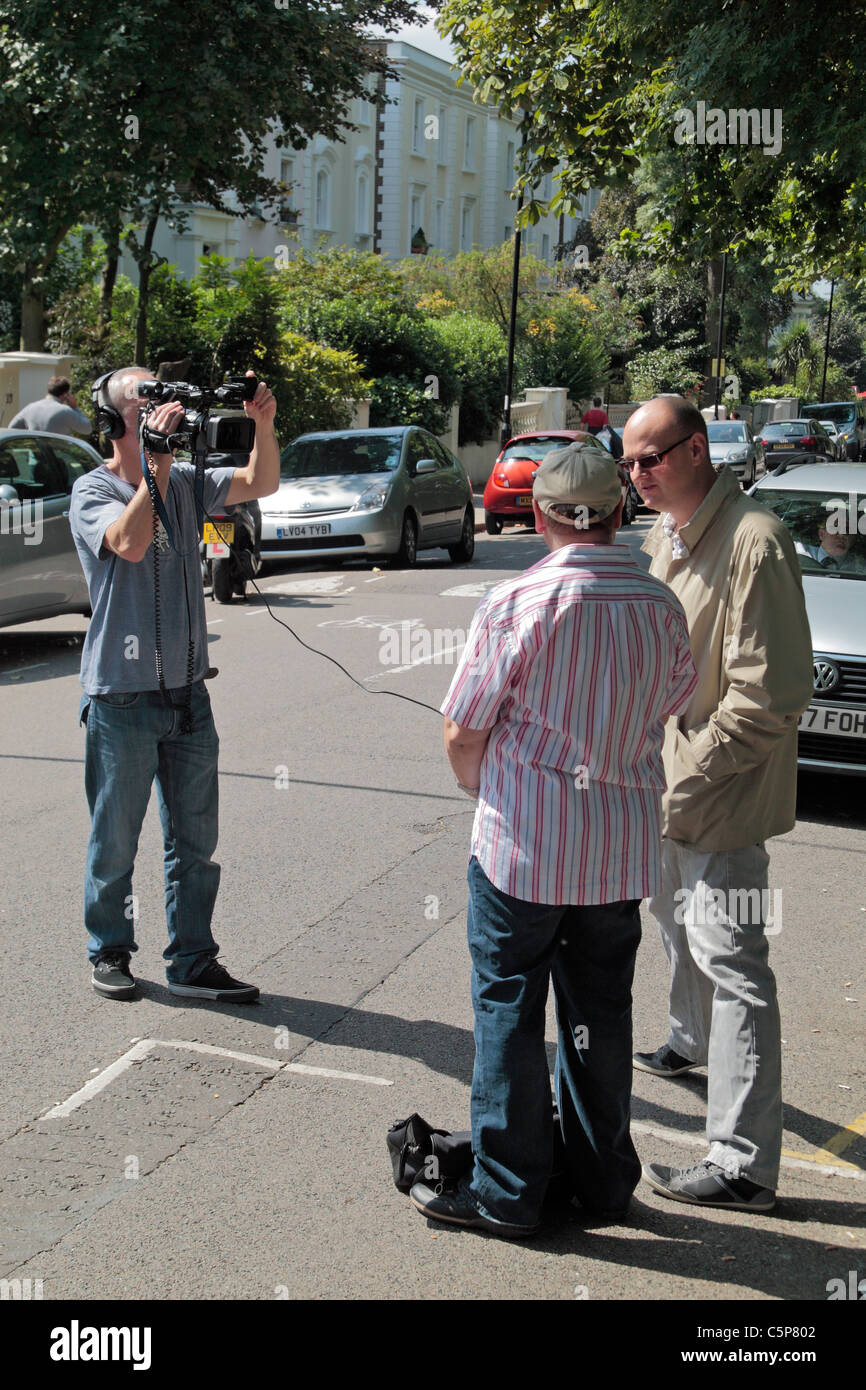 Film-Crew Aufzeichnung Interview außerhalb der Camden Square Haus von Amy Winehouse nach ihrem Tod im Juli 2011 Stockfoto