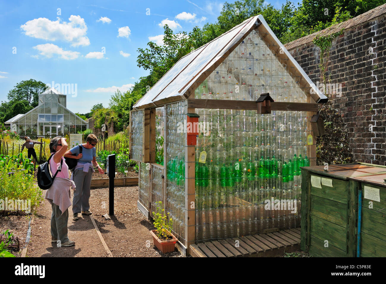 Gewächshaus aus alten Plastikflaschen in den National Botanical Gardens of Wales gemacht Stockfoto