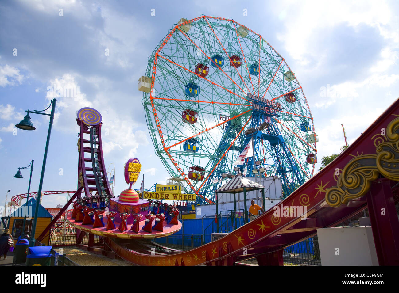 Eine neue Fahrt auf Coney Island den Rahmen der klassischen Wonder Wheel. Stockfoto