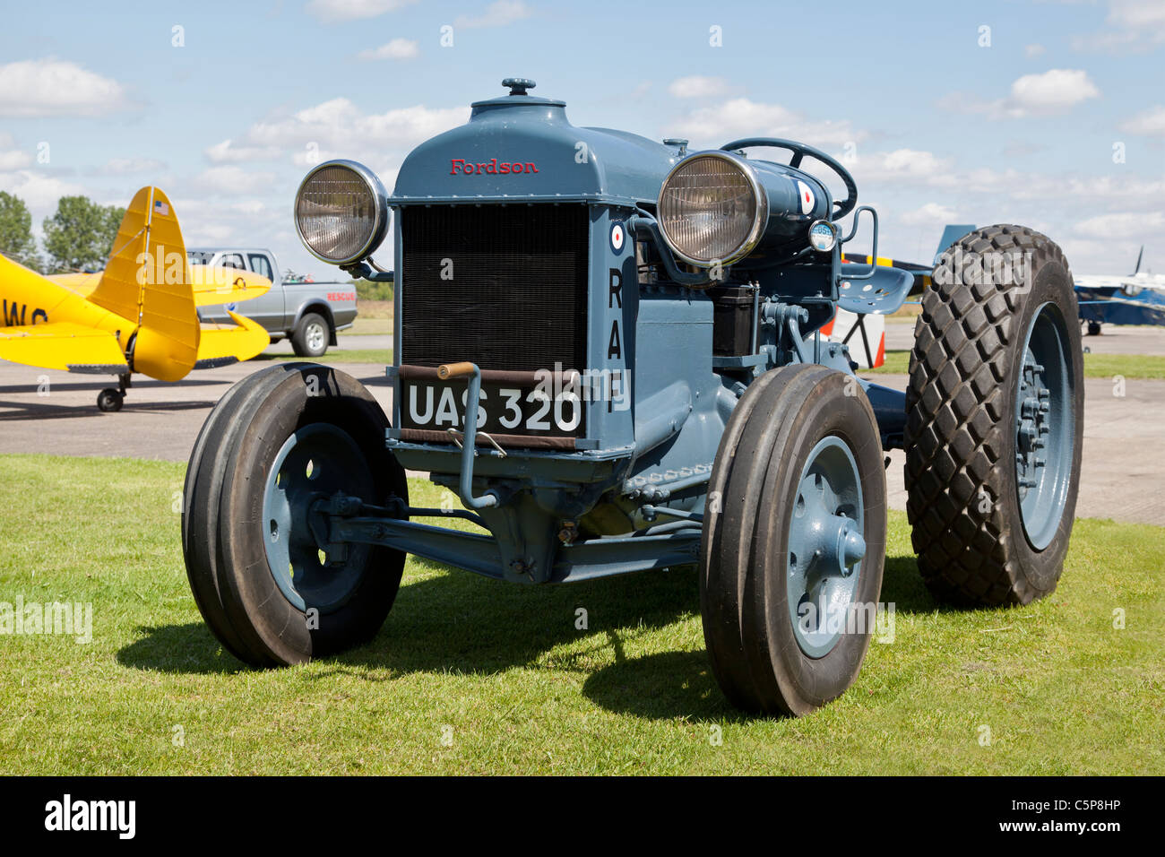 Oldtimer Fordson-Traktor gemalt als RAF-Fahrzeug Stockfoto