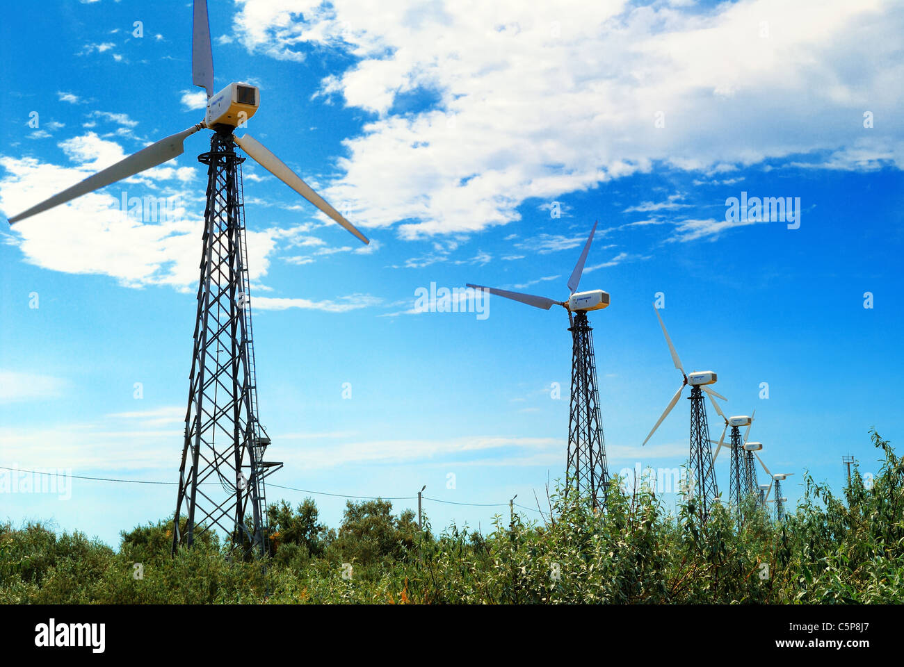 Reihe von Windenergieanlagen in der Krim, Ukraine Stockfoto