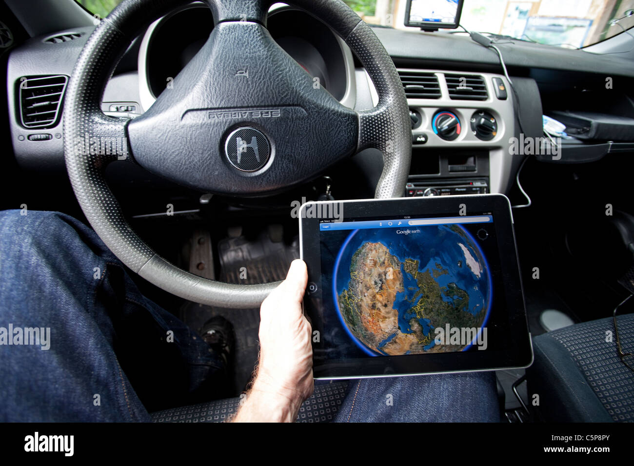 Ipad verwenden zur Navigation im Auto mit Google Earth Stockfoto