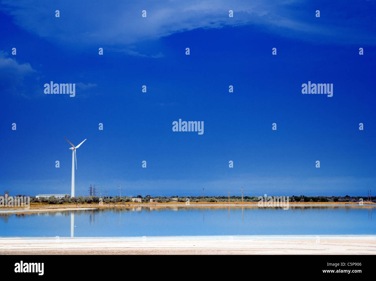 Eine Windkraftanlage am Rande des Sole-See, Krim, Ukraine Stockfoto